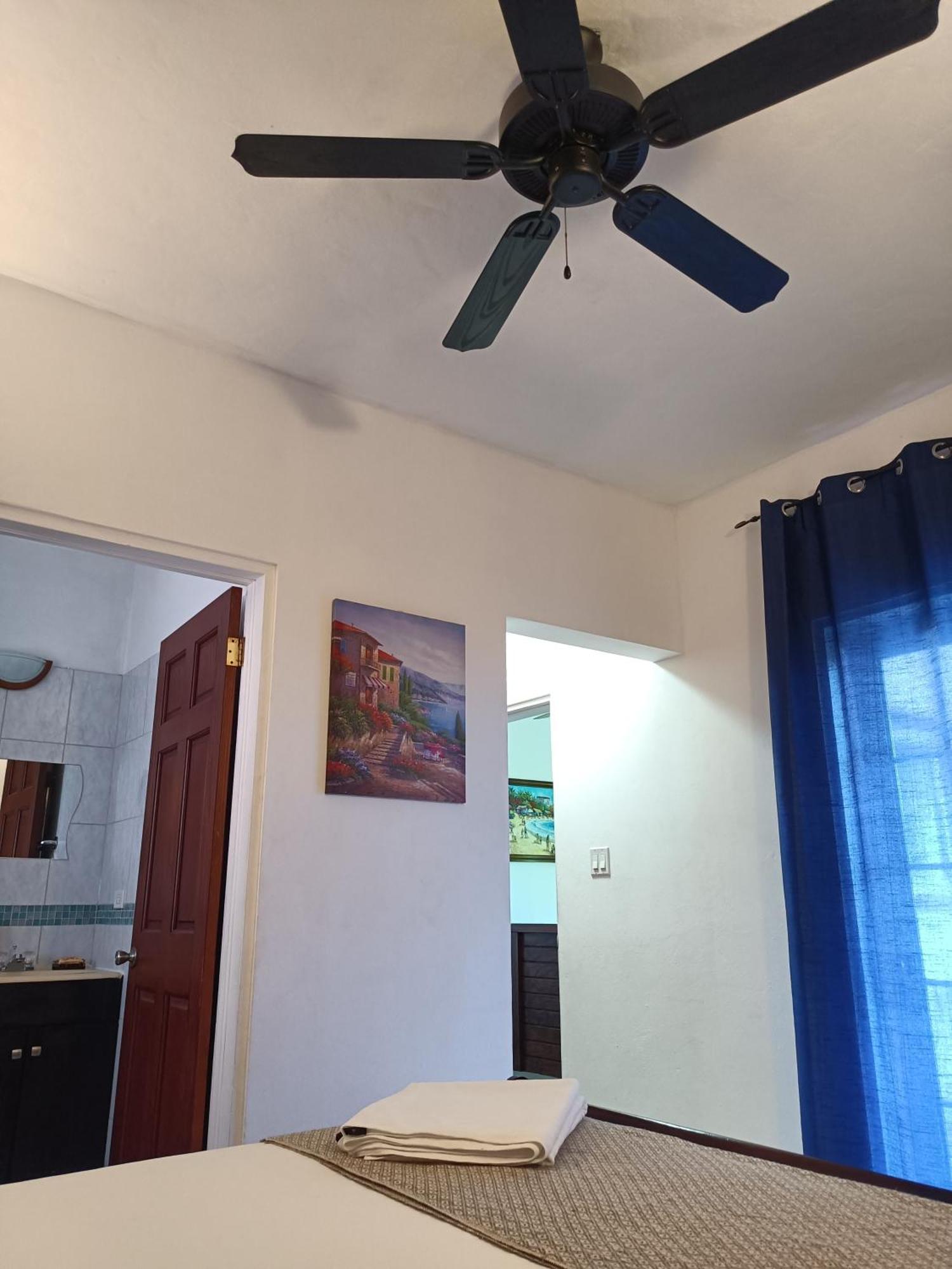 Holiday Home Belvedere Dickenson Bay 部屋 写真